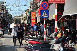 Phạt những kẻ 'cướp' vỉa hè trước khi phạt người đi bộ