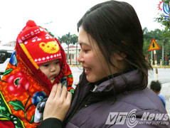 Ảnh: Công nhân than tay xách nách mang về quê đón Tết