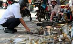 Khám phá 'chợ' đồ cổ bên vỉa hè ngày cận Tết
