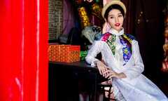 Chế Nguyễn Quỳnh Châu rạng rỡ với áo dài xuân xuống phố