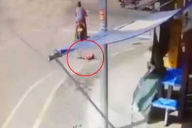 Clip: Mẹ đi xe máy đánh rơi con giữa đường