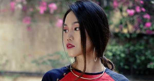 'Chim công làng múa' Hải Anh e ấp trong tà áo dài cách tân