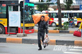 Tay xách nách mang rời Thủ đô về quê đón Tết