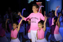 Hiệu trưởng Mr Đàm nồng nhiệt và giản dị trong tiệc tất niên