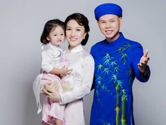 Con gái Phan Đinh Tùng đáng yêu chụp ảnh cùng bà nội