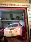 Xe 4 chỗ lao vào quán game đâm trúng nhiều người