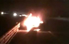 Xe sang Lexus cháy ngùn ngụt, 2 bình cứu hỏa cũng 'bó tay'