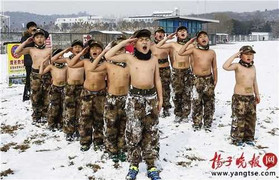 Rùng mình hình ảnh đoàn quân nhí cởi trần tập luyện trong băng tuyết