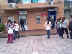 Người Trung Quốc 'vật vã' rút tiền tại ATM ngày sát Tết Bính Thân