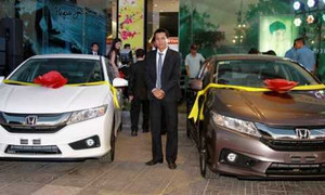 Địa ốc thưởng Tết bằng ôtô