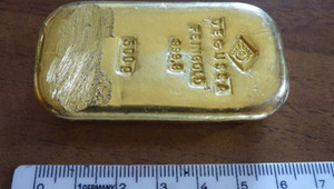 Đang bơi dưới hồ bất ngờ vớt được nửa cân vàng