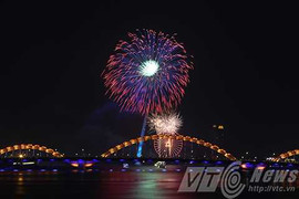 Pháo hoa rực sáng trời cả nước đón xuân Bính Thân 2016