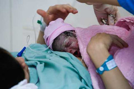 Bé gái sinh vào thời khắc đầu tiên của năm Bính Thân 2016