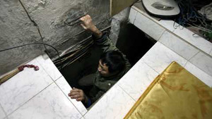 Đón Tết trong ngôi nhà 5m2: Đi phải bò, thay quần áo phải nằm