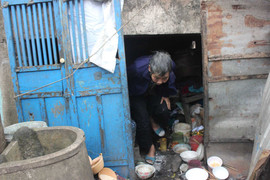 Những phận người còm cõi thân già đón Tết nơi góc chợ