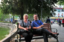 Người nước ngoài ngỡ ngàng khi Hà Nội vắng hoe ngày Tết