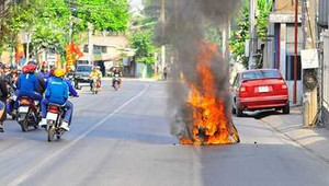 Xe máy bốc cháy ngùn ngụt trên đường đi chơi tết