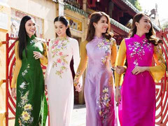 Ngọc Trinh diện áo dài xinh tươi đi chùa cùng 'đàn em'