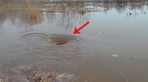 Clip: Khiếp sợ xoáy nước tử thần như 'cổng địa ngục'