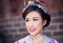 Hoa khôi trang sức xinh đẹp khoe dáng yêu kiều ngày đầu xuân