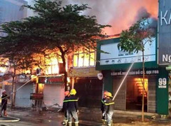 Hà Nội: Cháy lớn thiêu rụi nhiều ki ốt ngày mùng 4 Tết