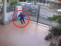 Clip: Cướp manh động nhảy phóc qua cổng nhà, giật túi nạn nhân