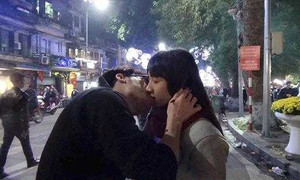 Trổ tài ảo thuật giữa phố, thanh niên tha hồ hôn gái xinh