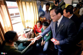 Bí thư Hà Nội Hoàng Trung Hải lì xì cho khách đi tàu xe