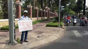 Nghe lời con trai, bố đeo biển xin lỗi CSGT