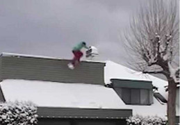 Clip: Trượt tuyết từ nóc nhà và cái kết ‘đắng’
