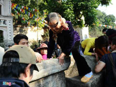 Du khách trèo tường ngày khai hội chùa Hương