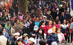 Video: Hàng chục nghìn người về Khai hội chùa Hương