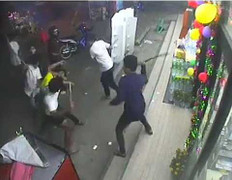 Côn đồ vác kiếm đến tận nhà truy sát