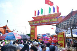 Hàng ngàn người đổ về chợ Viềng chờ 'mua may bán rủi'