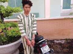 Bạn gái chê nghèo, nam thanh niên vác dao đi cướp tiệm vàng