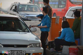 Bộ chỉ đạo mở cửa miễn phí, trạm vẫn tự ý thu phí 'thủ công'