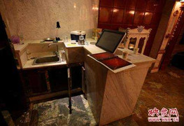 Hình ảnh phủ bụi trong chốn ăn chơi sau 2 năm bị đóng cửa