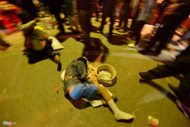 Nằm lăn ra đường xin tiền tại chợ Viềng