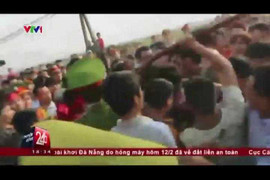 Clip: Giẫm đạp kinh hoàng tại Lễ hội cướp phết, du khách chạy mất dép