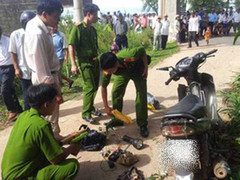 Hung hăng quật ngã, cầm dao dọa công an viên