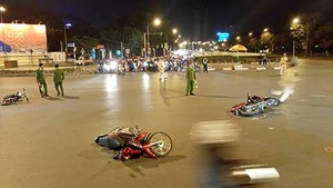 Hà Nội: Ô tô đâm liên hoàn xe máy, nhiều người thương vong