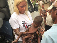 Những hình ảnh rơi nước mắt về 'em bé Nigeria sắp chết đói uống nước'