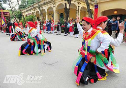 Ảnh: Trai làng mặc váy múa 'con đĩ đánh bồng' tại Hoàng thành Thăng Long