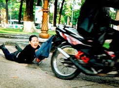 Trùm chăn tấn công cụ bà, cướp 25 triệu dắt trong cạp quần