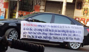 Ôtô căng băng rôn bêu tên cán bộ phường diễu khắp phố