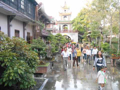 Người dân đổ về chùa Thiên Hưng xin lộc đầu năm