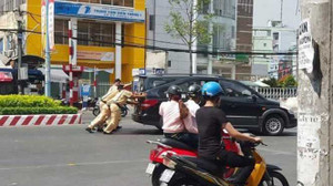 Dân mạng ngợi khen CSGT đẩy ôtô chết máy giúp dân