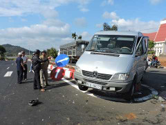Lao như bay, hai xe ô tô đâm nhau lao lên dải phân cách