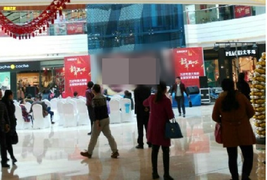 Ngượng chín mặt khi trung tâm thương mại ‘lại’ chiếu nhầm phim người lớn