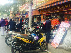 Chen chân đi mua vàng cầu may trước ngày Vía Thần Tài